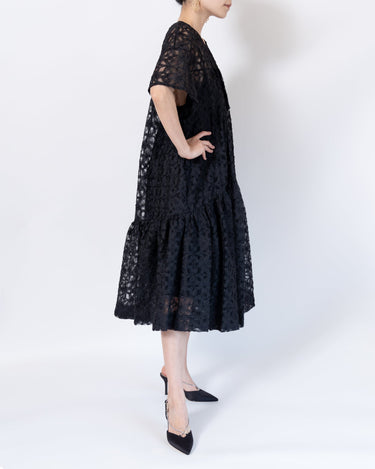 Black Halo(ブラック ヘイロー)のミディドレス結婚式やパーティーにぴったりのレンタルアイテム。