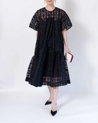 Black Halo(ブラック ヘイロー)のミディドレス結婚式やパーティーにぴったりのレンタルアイテム。