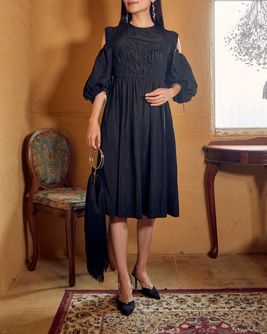 Cecilie Bahnsen(セシリー バンセン)のミディドレス結婚式やパーティーにぴったりのレンタルアイテム。