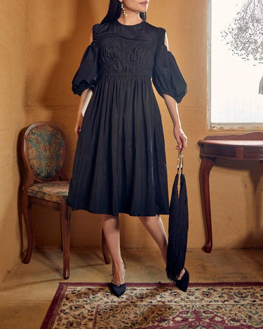 Cecilie Bahnsen(セシリー バンセン)のミディドレス結婚式やパーティーにぴったりのレンタルアイテム。