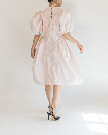 Cecilie Bahnsen(セシリー バンセン)のミディドレス結婚式やパーティーにぴったりのレンタルアイテム。