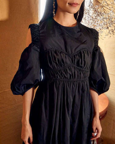 Cecilie Bahnsen(セシリー バンセン)のミディドレス結婚式やパーティーにぴったりのレンタルアイテム。