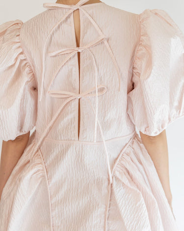 Cecilie Bahnsen(セシリー バンセン)のミディドレス結婚式やパーティーにぴったりのレンタルアイテム。