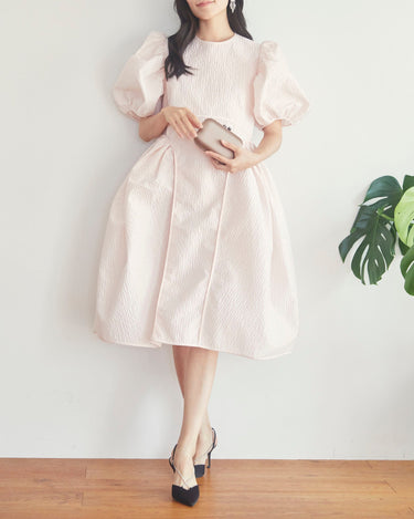 Cecilie Bahnsen(セシリー バンセン)のミディドレス結婚式やパーティーにぴったりのレンタルアイテム。