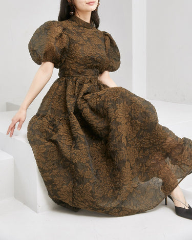 セシリーバンセンのロングドレス。透け感のあるティアードシルエットが上品。