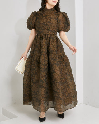 セシリーバンセンのロングドレス。透け感のあるティアードシルエットが上品。