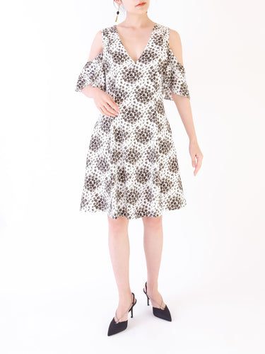 Club Monaco(クラブ モナコ)のひざ丈ドレス結婚式やパーティーにぴったりのレンタルアイテム。