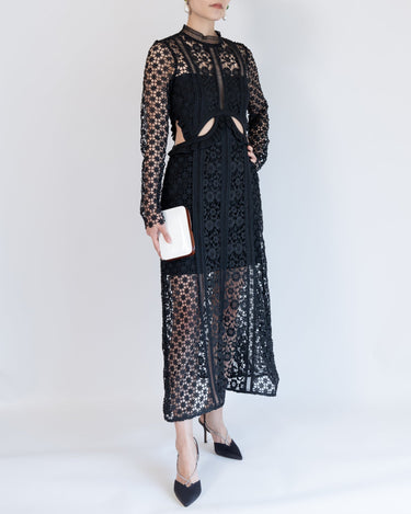 Self - Portrait(セルフ・ポートレート)のミディドレス結婚式やパーティーにぴったりのレンタルアイテム。