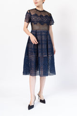 Self - Portrait(セルフ・ポートレート)のミディドレス結婚式やパーティーにぴったりのレンタルアイテム。