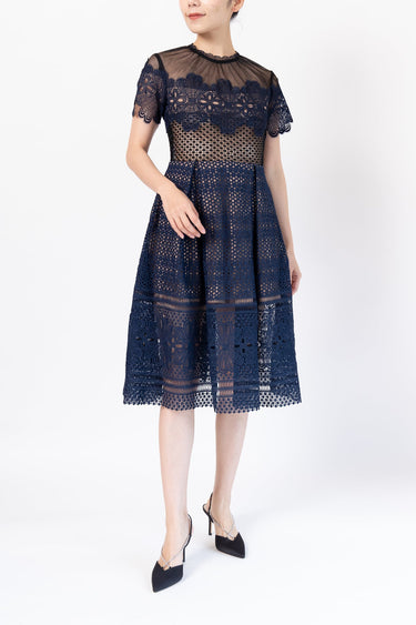 Self - Portrait(セルフ・ポートレート)のミディドレス結婚式やパーティーにぴったりのレンタルアイテム。