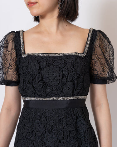 Self - Portrait(セルフ・ポートレート)のミディドレス結婚式やパーティーにぴったりのレンタルアイテム。