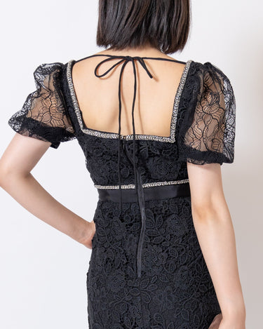 Self - Portrait(セルフ・ポートレート)のミディドレス結婚式やパーティーにぴったりのレンタルアイテム。