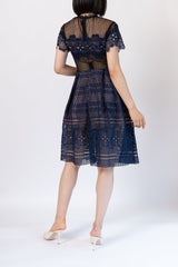 Self - Portrait(セルフ・ポートレート)のミディドレス結婚式やパーティーにぴったりのレンタルアイテム。