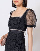 Self - Portrait(セルフ・ポートレート)のミディドレス結婚式やパーティーにぴったりのレンタルアイテム。