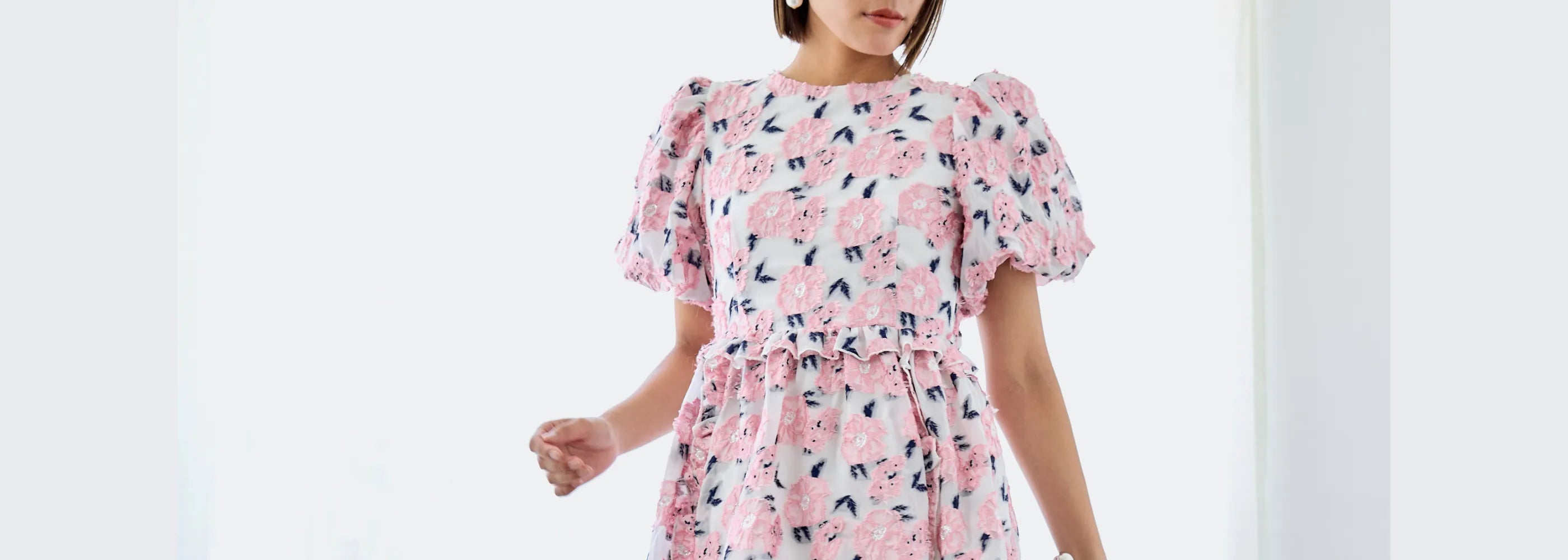 春の結婚式参列におすすめのレンタルドレス|Sister Jane ピンクの花柄ジャカード パフスリーブドレス