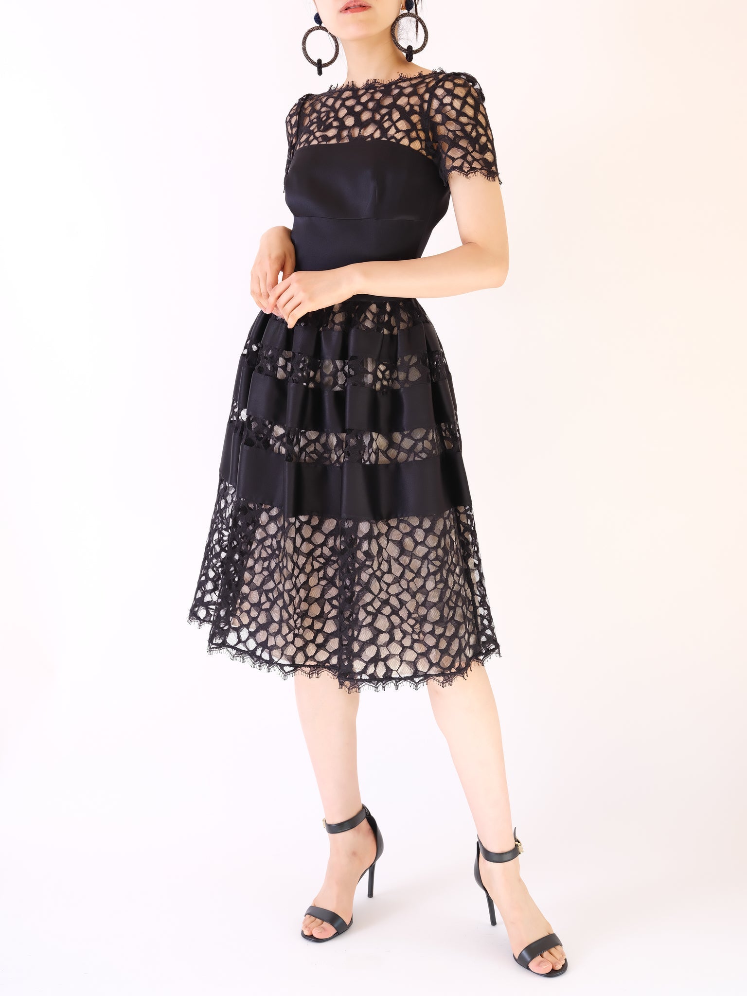 Temperley London（テンパリー ロンドン） シルク混サテン ジオメトリックレース フィット＆フレアドレス（M  相当）｜ひざ丈ドレス｜レンタブルランウェイ – Rentable Runway