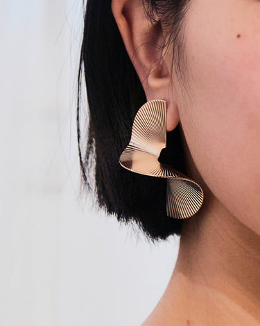 Shashi（シャシ）のピアス結婚式やパーティーにぴったりのレンタルアイテム。