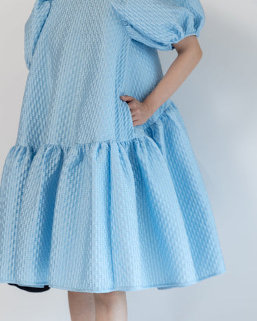 レンタルドレス｜Cecilie Bahnsen（セシリーバンセン）｜水色｜パフ袖｜ミディ丈｜結婚式お呼ばれ