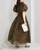 セシリーバンセンのロングドレス。後ろ姿のティアードデザインが美しい。