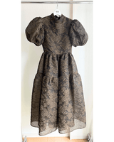 セシリーバンセンのハイネックロングドレス。クラシカルでエレガントな雰囲気。