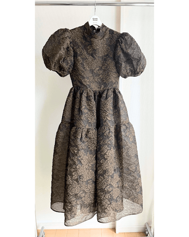 セシリーバンセンのハイネックロングドレス。クラシカルでエレガントな雰囲気。