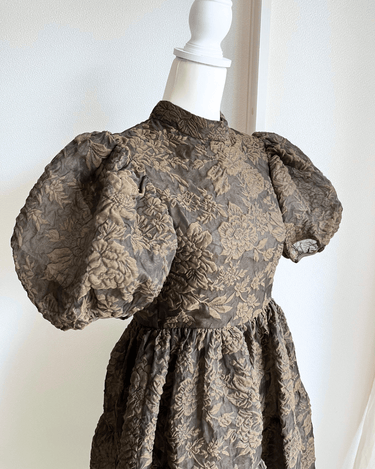 セシリーバンセンのロングドレス。透明感のある素材で軽やかな印象。