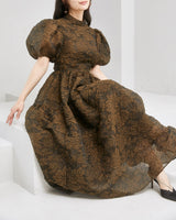 セシリーバンセンのロングドレス。透け感のあるティアードシルエットが上品。