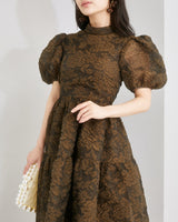 セシリーバンセンのドレス。ロマンチックな花柄と繊細なディテールが特徴。