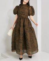 セシリーバンセンのロングドレス。透け感のあるティアードシルエットが上品。