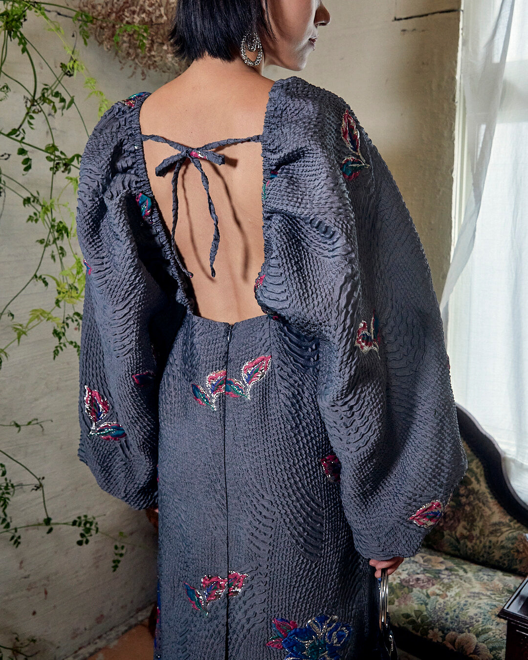 メタリック刺繍クロッケジャカード オープンバックドレス