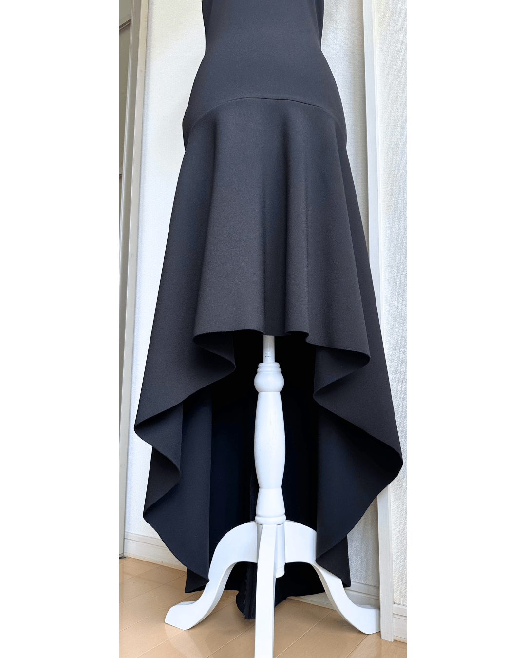 ソレイス ロンドン レンタルドレス｜ブラックのミディドレス