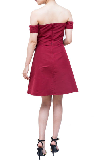 RED Valentino（レッド ヴァレンティノ）のひざ丈ドレス結婚式やパーティーにぴったりのレンタルアイテム。