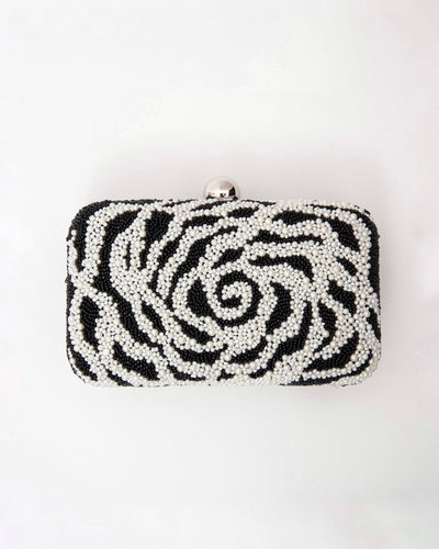 Santi（サンティ）のクラッチ結婚式やパーティーにぴったりのレンタルアイテム。