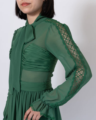 Self - Portrait（セルフ・ポートレート）のミディドレス結婚式やパーティーにぴったりのレンタルアイテム。