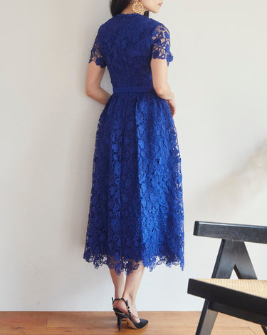 Self - Portrait（セルフ・ポートレート）のミディドレス結婚式やパーティーにぴったりのレンタルアイテム。