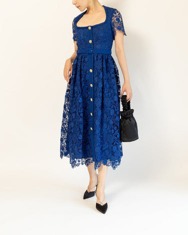 Self - Portrait（セルフ・ポートレート）のミディドレス結婚式やパーティーにぴったりのレンタルアイテム。