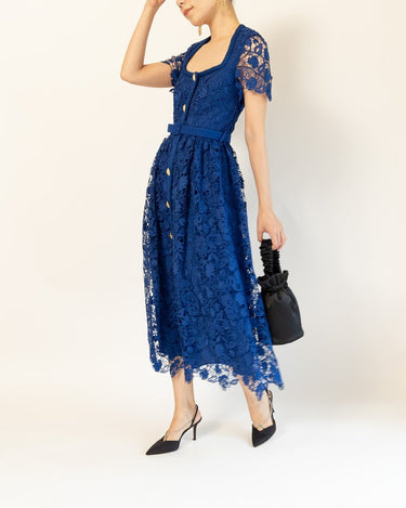 Self - Portrait（セルフ・ポートレート）のミディドレス結婚式やパーティーにぴったりのレンタルアイテム。