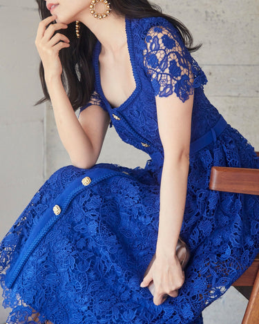 Self - Portrait（セルフ・ポートレート）のミディドレス結婚式やパーティーにぴったりのレンタルアイテム。