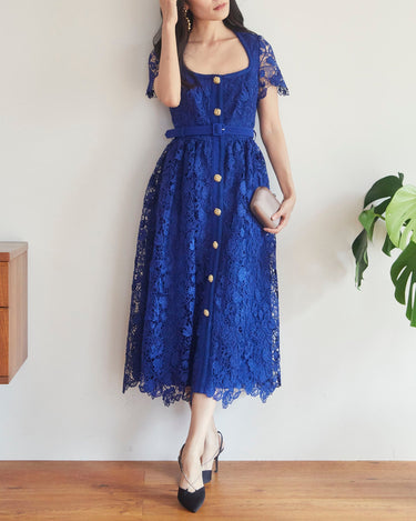 Self - Portrait（セルフ・ポートレート）のミディドレス結婚式やパーティーにぴったりのレンタルアイテム。