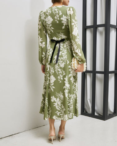 Reformation（リフォーメーション）のミディドレス結婚式やパーティーにぴったりのレンタルアイテム。