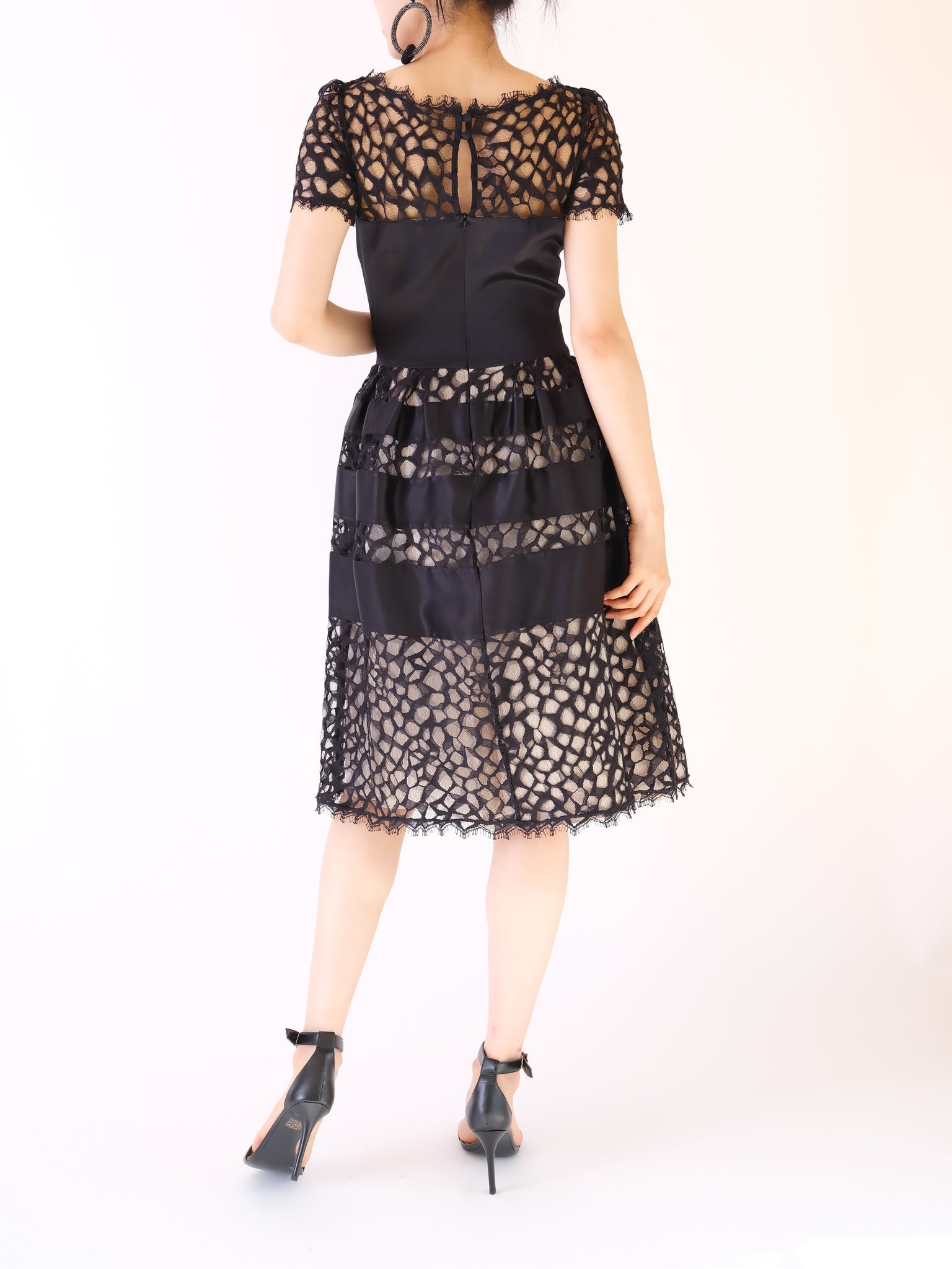 Temperley London - ひざ丈ドレス - シルク混サテン ジオメトリックレース フィット＆フレアドレス - Rentable Runway