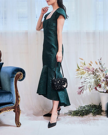 Theia（セイア）のミディドレス結婚式やパーティーにぴったりのレンタルアイテム。