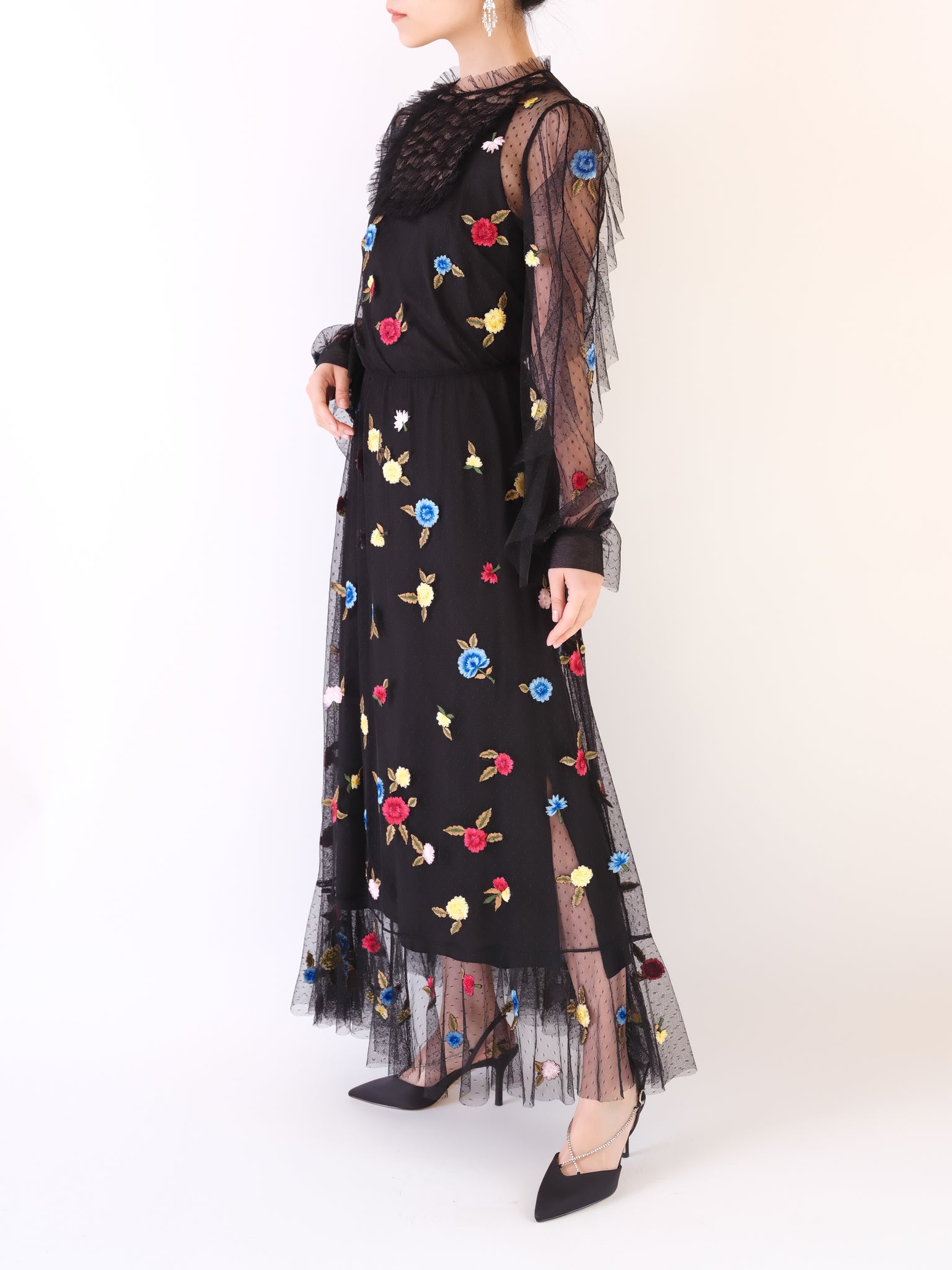 総レース 草花刺繍 フリル装飾ドレス